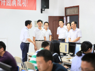 校领导看望参加全国研究生数学建模竞赛的我校师生