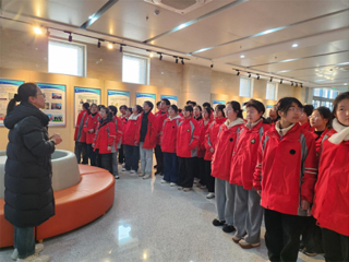 淮北一中师生参观滨湖校区图书馆