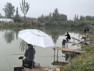 校工会举办“渔悦生活，乐在湖畔”教职工钓鱼比赛