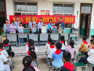 校党委副书记李明赴毛雷庄村开展乡村振兴调研暨"六一"慰问活动