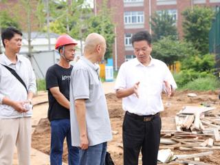 校党委书记毕明福调研暑期基建维修工作并走访留校学生  ​