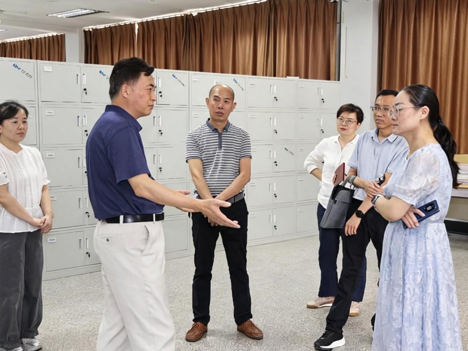 省档案局来校开展档案督查工作