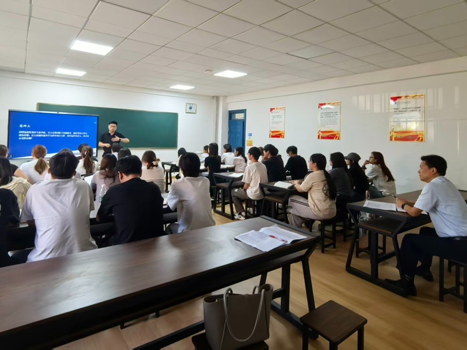 新学期校领导深入教学一线开展听课巡课